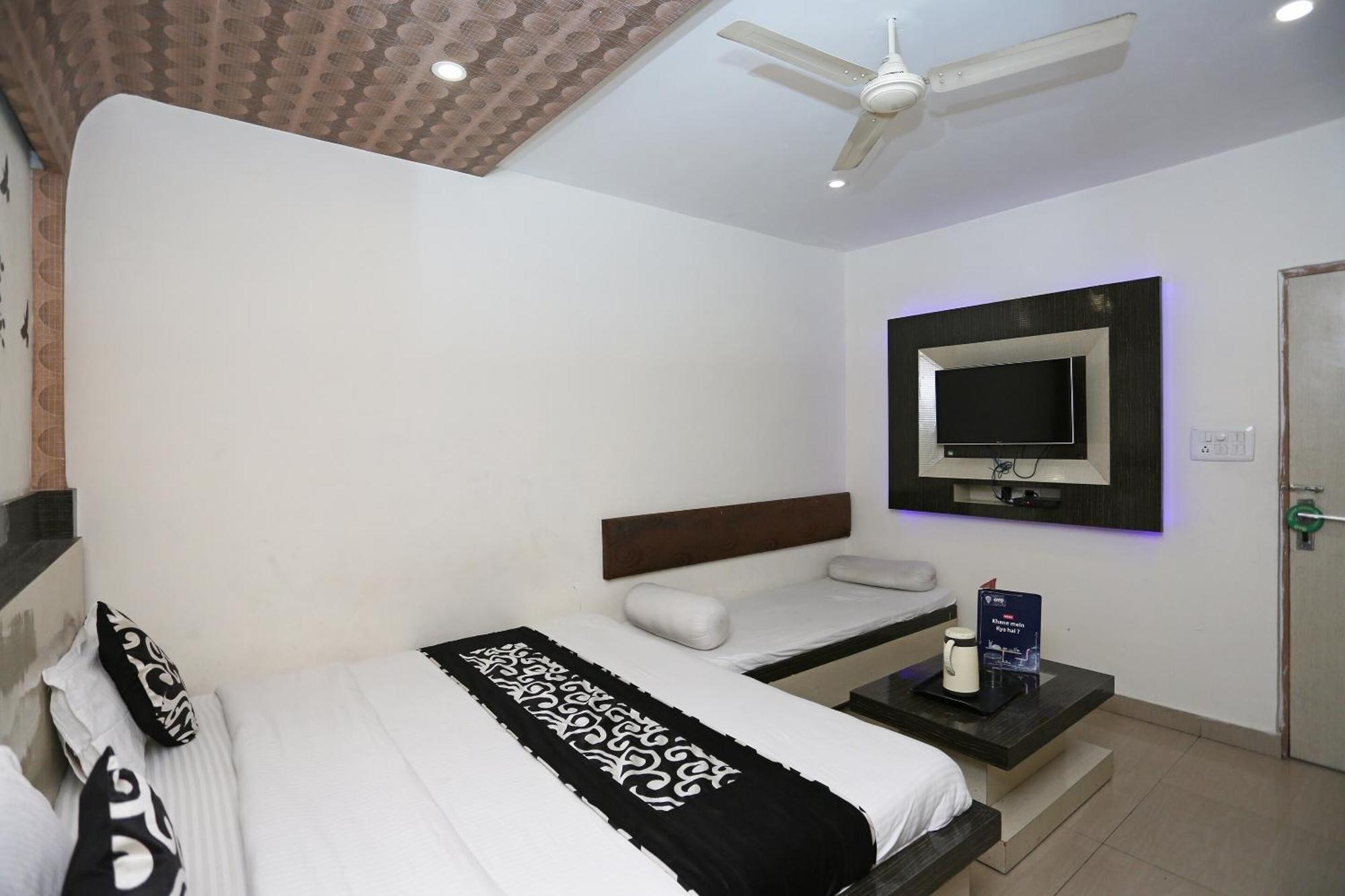 Super Oyo Flagship 4957 Hotel China Town Bhairaun Ghat Bagian luar foto
