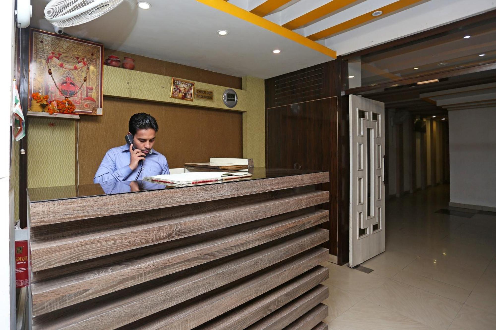 Super Oyo Flagship 4957 Hotel China Town Bhairaun Ghat Bagian luar foto