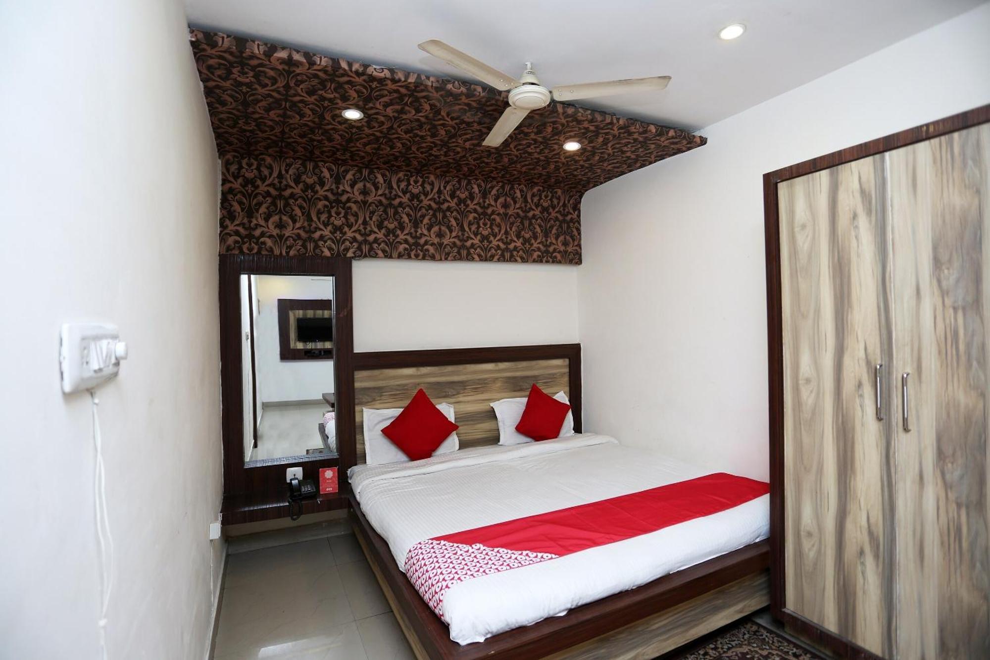 Super Oyo Flagship 4957 Hotel China Town Bhairaun Ghat Bagian luar foto