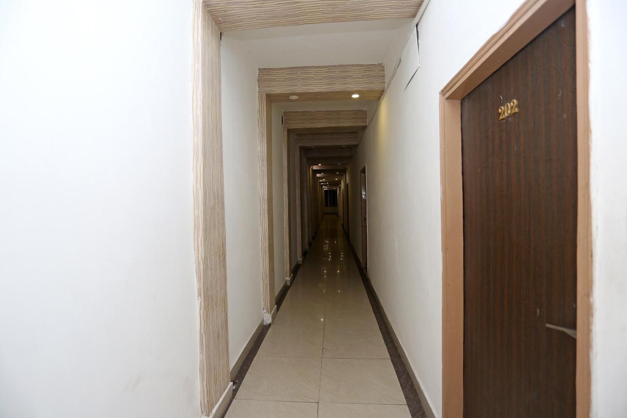 Super Oyo Flagship 4957 Hotel China Town Bhairaun Ghat Bagian luar foto