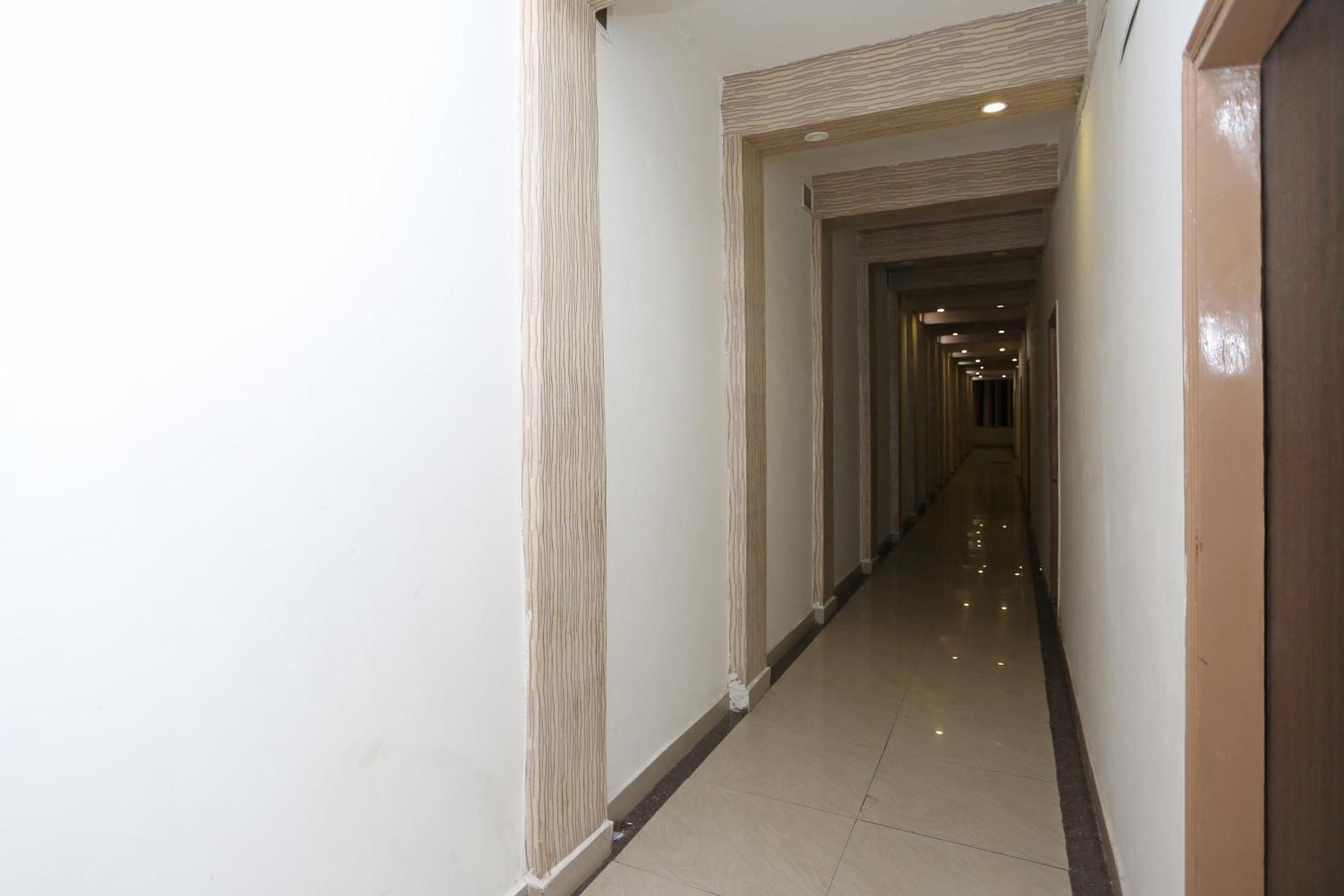 Super Oyo Flagship 4957 Hotel China Town Bhairaun Ghat Bagian luar foto